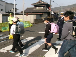 泉小学校区の交差点にて