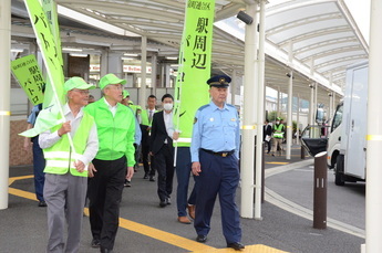 写真：駅周辺パトロール