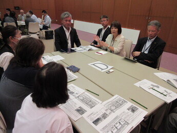 グループに分かれた後に市民からの質問に答えている議員