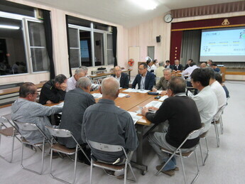 グループに分かれて質疑応答している様子