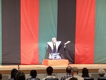 開会前の口上を述べる土岐市長