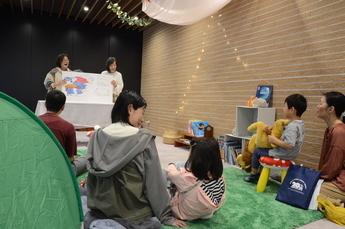 写真：ヌックで読み聞かせ