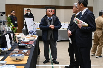 写真:見本市の視察
