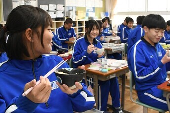 土岐市中学校卒業記念品贈呈